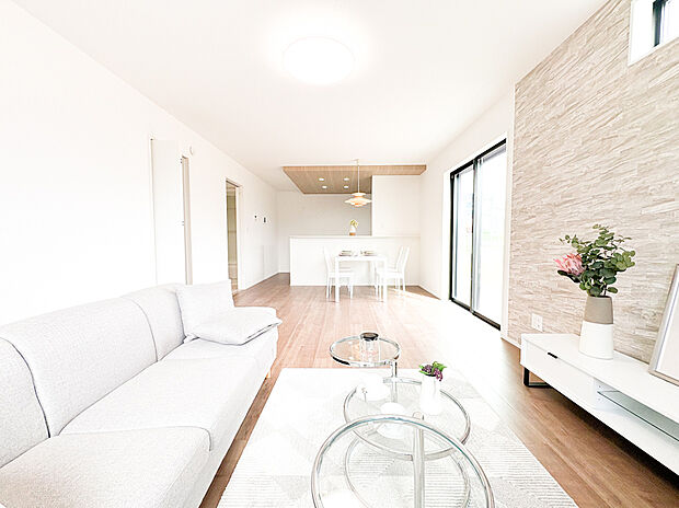 開放感のある広々としたリビング。家族が集まるだんらんの場。※モデルハウスのイメージ写真です。備品は販売対象外となります。