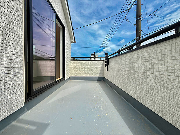 ゆとりある広さのバルコニーは、洗濯物がたっぷり干せるうれしい設備です。屋外の空気を感じながらくつろげるスペースとしても活用でき、生活の幅が広がります。