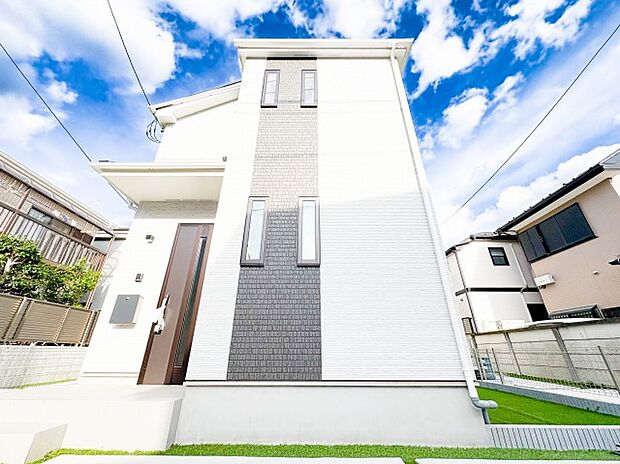 緑豊かな閑静な住宅街を一望できる恵まれた眺望。静かで穏やかな環境が窓の向こうに広がり、日常の疲れを忘れさせてくれる落ち着いた景色が魅力です。