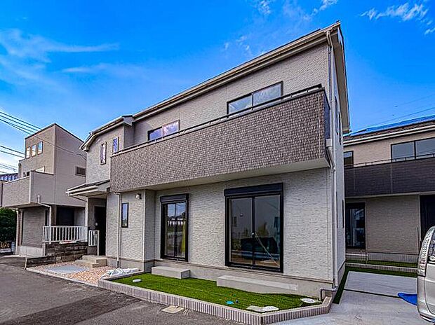 （A号棟）明るい色調とシンプルなデザインが印象的な建売住宅の外観。清潔感が漂い、季節の移り変わりとともに美しい表情を見せる家です。長く愛されるデザインで、住む人に安心感と快適さを与えてくれます。