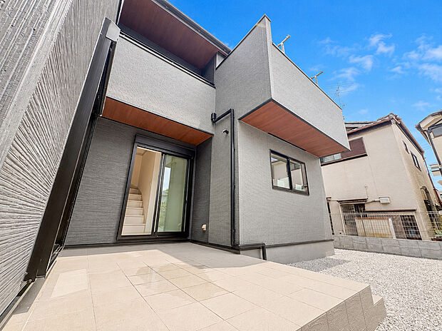 採光良好なテラスは、洗濯物が乾きやすく屋外でくつろぐひとときも楽しめます。庭と一体となった広い屋外空間が毎日の暮らしを豊かにします。