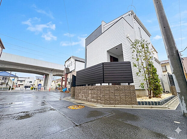 【■現地外観■】明るい色調とシンプルなデザインが印象的な建売住宅の外観。清潔感が漂い、季節の移り変わりとともに美しい表情を見せる家です。長く愛されるデザインで、住む人に安心感と快適さを与えてくれます。