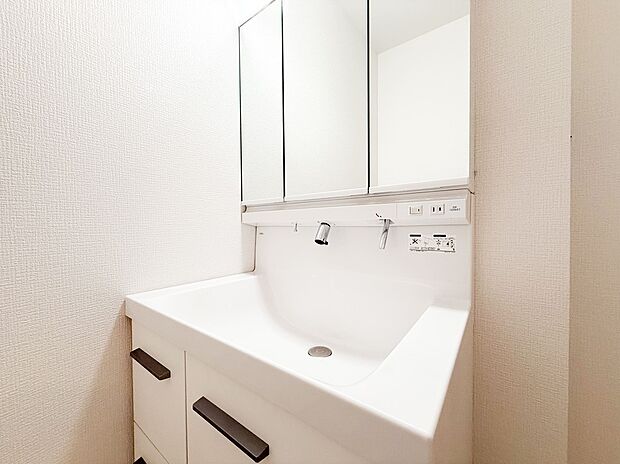 【＝洗面化粧台＝】新築の洗面化粧台は、清潔感と機能性を兼ね備え、朝の支度が快適に。広々とした作業スペースと豊富な収納力があり、家族みんなが気持ちよく使える設計です。