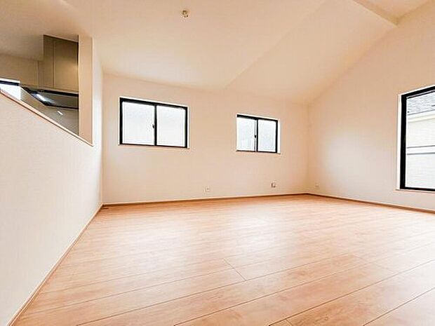 【リビング】陽光あふれる広々リビングは、家族が集い笑顔が自然と生まれる温かい場所。心穏やかな時間がゆっくりと流れ、日々の暮らしがより豊かに彩られる、そんな快適な空間がここにあります。