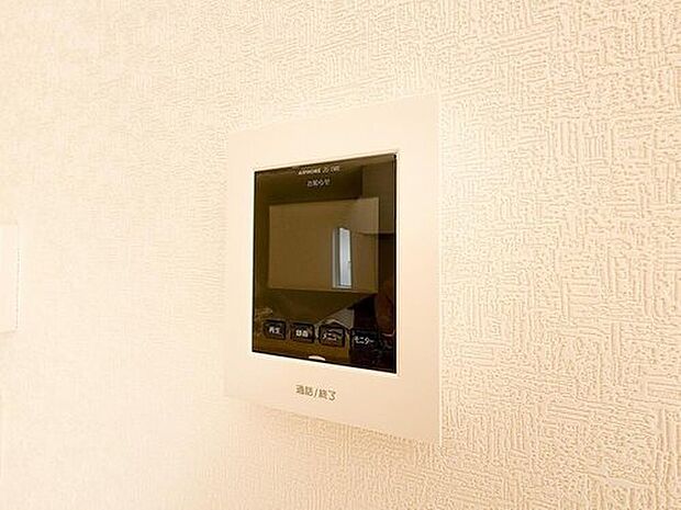 【録画機能付インターホン】録画機能付きインターホンを採用。防犯性を高め、安心して暮らせる住まいをサポートします。