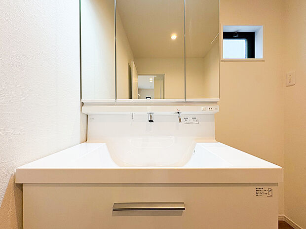 【=洗面化粧台=】シンプルでありながらモダンなデザインが魅力の洗面化粧台。ゆったりとしたスペースと収納力があり、毎朝の準備がスムーズに。使いやすさが際立ち、生活を快適にしてくれます。