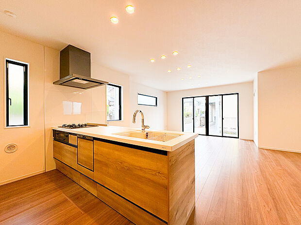 【=対面キッチン=】リビングやダイニングとつながる対面式のシステムキッチン。広々とした調理スペースに加え、収納力も豊富で機能性が高く、使い勝手良好。料理をしながら家族やゲストと自然に会話が楽しめる設計です。