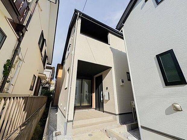 【現地外観写真】〈1号棟〉
シンプルモダンな外観が魅力の建売住宅。飽きのこないデザインが特徴で、どんなインテリアにもマッチし、周辺の街並みにも自然と溶け込みます。帰宅するとほっとする空間を演出してくれます。