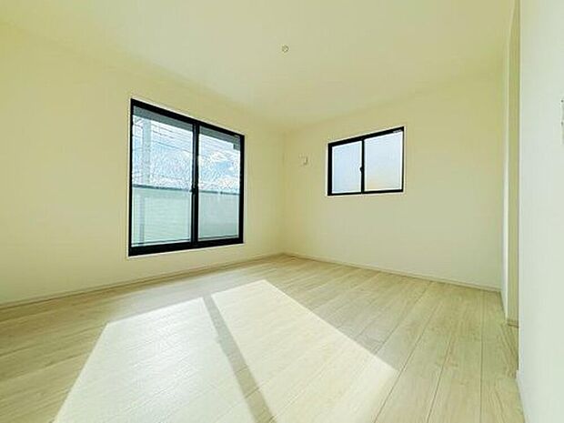 【リビング以外の居室】〈2号棟〉
明るく開放的な居室は、ゆったりとした空間でリラックスできる場所です。広々とした設計と快適な環境が整っており、心地よく過ごせる毎日をサポートしてくれます。