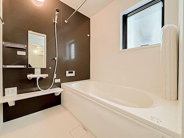 【浴室】ゆったりとした広さのバスルームで、1日の疲れを癒す贅沢な時間が過ごせます。清潔感とモダンなデザインが、快適な入浴タイムを提供し、リラックスできる空間で一日の締めくくりの時間をお過ごしいただけます。