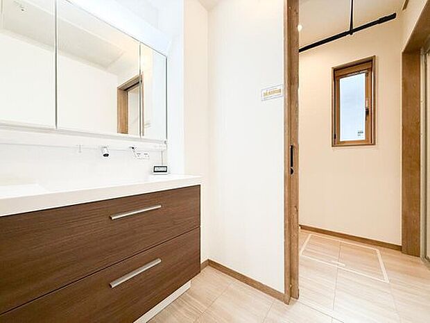 【洗面台・洗面所】広々とした洗面脱衣所は、収納が豊富で家族みんなが使いやすい空間です。清潔感があり、日常の洗濯や着替えもスムーズに進みます。便利で快適な設計が魅力となります。
