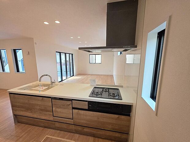 【キッチン】対面式キッチンはリビングを見渡せる配置で、家族との会話を楽しみながら家事が行えます。作業スペースも広く確保されており調理がしやすく、収納も備えた使い勝手の良いキッチン空間です。