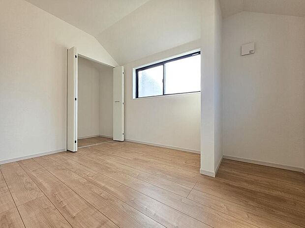 【リビング以外の居室】大きなクローゼットを備えた洋室は収納力があり、室内をすっきりと保てます。腰高窓から自然光が差し込み、明るさを確保しつつ家具配置もしやすい使い勝手の良い空間です。