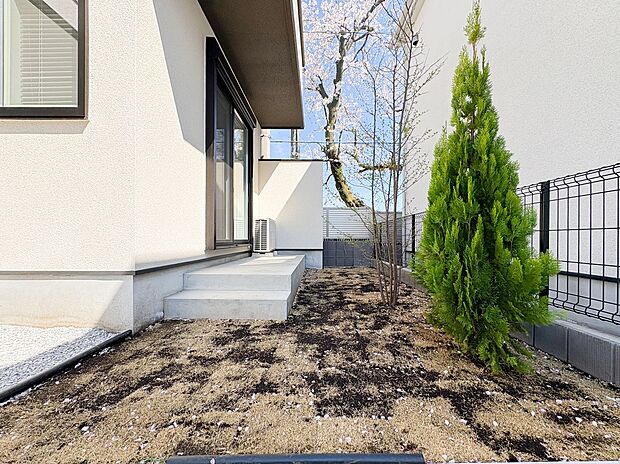 【=庭=】お庭は広さがあり、植物を育てたり、のんびりと過ごす場所としてもおすすめです。自然を身近に感じられる空間で、リラックスできるひとときが過ごせます。毎日の生活が豊かで穏やかなものに。