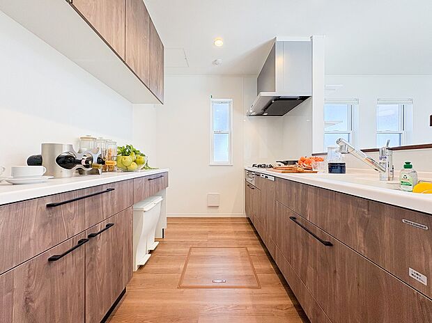 【=食洗器・浄水器付きキッチン=】広々としたキッチンは、家族みんなで料理を楽しむのにぴったり。収納力が充実しており、調理器具や食材もすっきり片付けられます。さらに、お手入れがしやすい設計で、毎日の料理が快適に進みます。