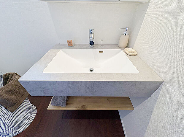 【=洗面化粧台=】洗練されたデザインと清潔感あふれる洗面化粧台。広々としたスペースで、家族の朝の支度が快適に進みます。収納力が豊富なため、必要なアイテムをすっきり整理できます。