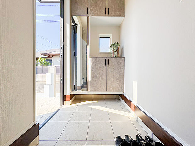 【=玄関収納=】広々とした玄関スペースは、家族や来客を温かく迎え入れる心地よい空間です。ゆとりあるスペースがあるため、荷物の置き場にも困らず、快適な住まいの入り口としての機能が充実しています。