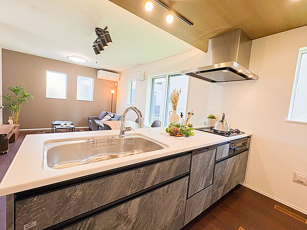 【=対面キッチン=】対面式のシステムキッチンで、リビングを見渡しながら料理ができる開放感。広いカウンターと豊富な収納スペースが、調理をよりスムーズに。居心地の良い空間で、料理をしながらコミュニケーションが生まれます。