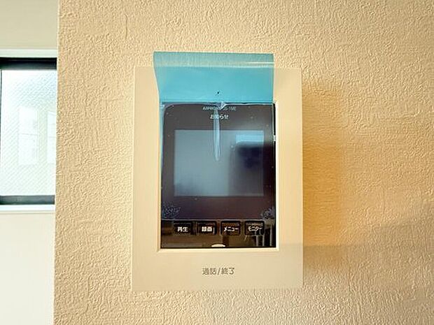【カラーテレビインターホン】モニターで訪問者の顔を確認できるインターホン。安心して対応でき、防犯面にも配慮された設備です。