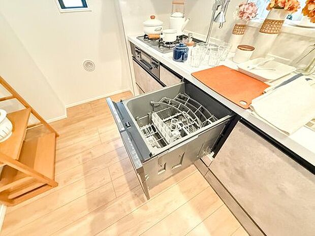 【食洗器】手洗いの手間を減らし、後片付けをスムーズに。忙しい毎日の家事負担を軽減します。