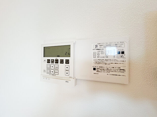【=TES式温水床暖房=】床暖房を採用したリビングは、足元から暖かく心地よい空間です。エアコンの温風と異なり室内が均一に温まるため、寒い時期も快適に過ごせます。(3号棟)