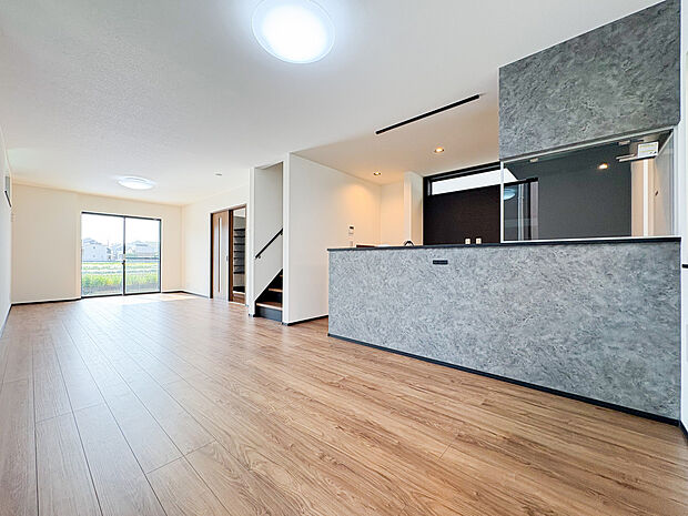 【=リビングダイニング=】20畳を超えるゆとりあるリビングスペース。大きなソファや家具をゆったりと配置でき、家族みんなが心地よく集える余裕ある空間が毎日の暮らしを豊かにします。(2号棟)