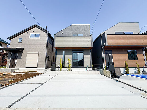 【=分譲地外観=】落ち着いた閑静な住宅街に位置する住まいです。静かで穏やかな環境が、毎日の生活に安らぎと快適さをもたらします。