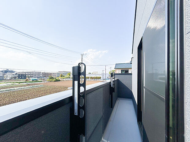 【=2号棟・バルコニー=】採光良好なバルコニーは、洗濯物が乾きやすい日当たりの良さが魅力です。明るい屋外スペースで、ガーデニングや日常利用の幅も広がります。