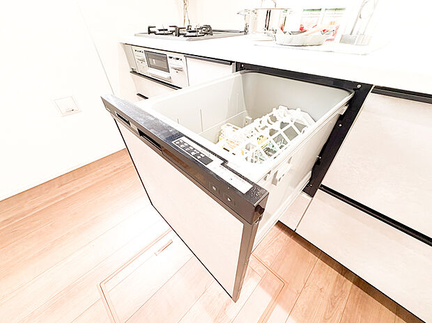 【ー食洗器ー】（5号棟）食器洗い乾燥機付きキッチンで、食後の片付けがグッとラクになります。手荒れの軽減にもつながり、毎日の家事効率を大幅に上げてくれるうれしい設備のひとつです。（全棟完備）