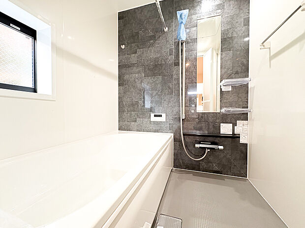 【ーバスルームー】（2号棟）家族みんなが快適に使えるゆとりあるバスルーム。保温性の高い浴槽と使いやすい充実した設備が、毎日の入浴をより一層心地よいひとときにしてくれる嬉しい設備です。（全棟完備）