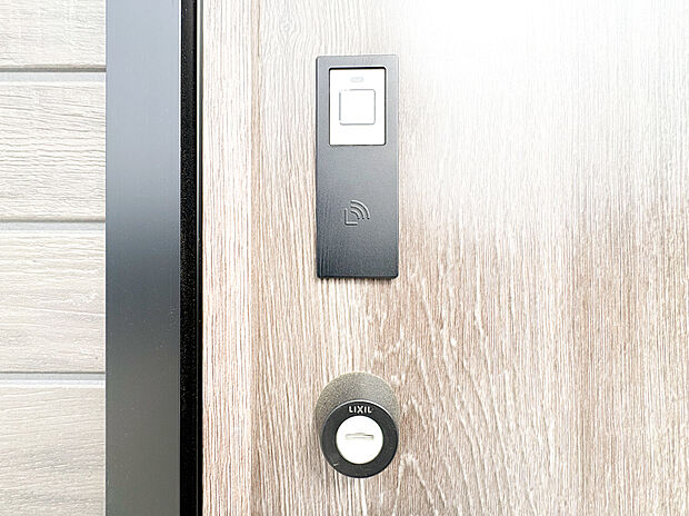 【ースマートキー仕様ー】（5号棟）物理的にカギを指すことなく玄関扉をあけることができます。大荷物であらためてバックの中のカギを探すような手間を減らすことができます。（全棟完備）