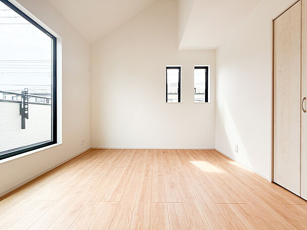 【ー居室ー】（A号棟）採光に恵まれ、静かな環境に位置する寝室。朝の自然光で心地よく目覚め、夜は静寂の中でゆっくりと休める、質の高い眠りを支える空間です。