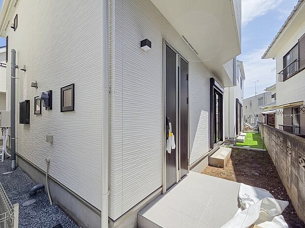 【■現地■】落ち着きのある住宅街に立地し、日常の生活が静かに流れる環境が魅力です。リビングの掃き出し窓に腰かけて、心地よい時間を感じるひとときが楽しみです。