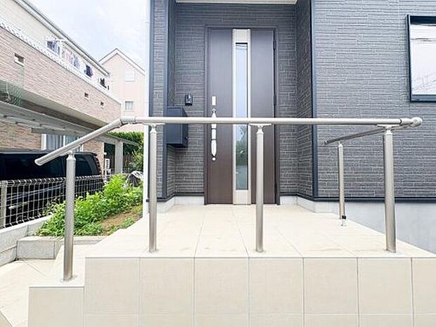 【玄関】玄関スペースには十分な広さが確保され、家族みんなが使いやすい設計が魅力です。スッキリとしたデザインで、出入りがしやすく、毎日の外出や帰宅時も気持ちよく過ごせます。