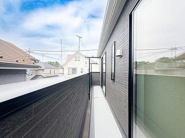 【バルコニー】南向きの採光良好なバルコニーは、洗濯物が乾きやすい日当たりの良さが魅力です。明るい屋外スペースで、ガーデニングや日常利用の幅が広がります。