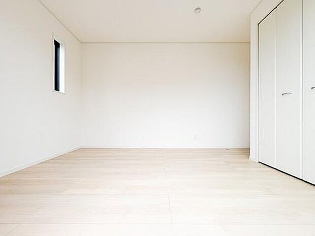 【 リビング以外の居室】ゆとりある広さの居室は、家具の配置がしやすく使い勝手の良い空間です。採光も良好で、生活スタイルに合わせて自由にレイアウトできます。
