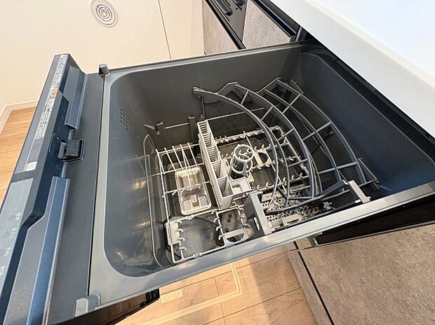 【ー食洗器ー】食器洗い乾燥機付きキッチンで、食後の片付けがグッとラクになります。手荒れの軽減にもつながり、毎日の家事効率を大幅に上げてくれるうれしい設備のひとつです。