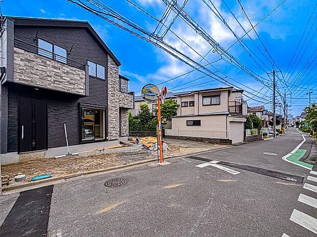 【前面道路含む現地写真】明るい色調とシンプルなデザインが印象的な建売住宅の外観。清潔感が漂い、季節の移り変わりとともに美しい表情を見せる家です。長く愛されるデザインで、住む人に安心感と快適さを与えてくれます。