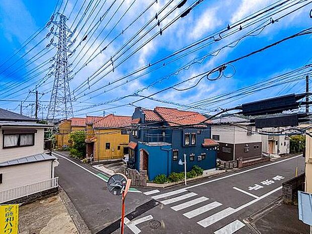 【住戸からの眺望写真】部屋からの眺望が素晴らしく、日常生活に豊かさを感じられる住まいです。遠くの景色が見渡せるため、気分転換やリフレッシュに適した環境が整っており、穏やかな時間を楽しめます。