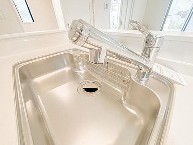 【浄水器付きキッチン水栓】（B号棟）浄水機能付き水栓で、いつでも手軽に安心・安全な水を利用できます。料理や飲み水に使えるろ過された清潔な水がすぐに手に入り、毎日の暮らしをしっかりサポートします。