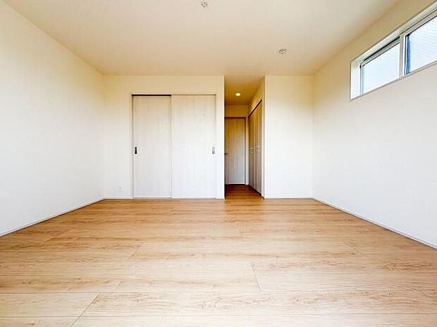 【リビング以外の居室】ゆとりある広さの居室は、家具の配置がしやすく使い勝手の良い空間です。採光も良好で、生活スタイルに合わせて自由にレイアウトできます。