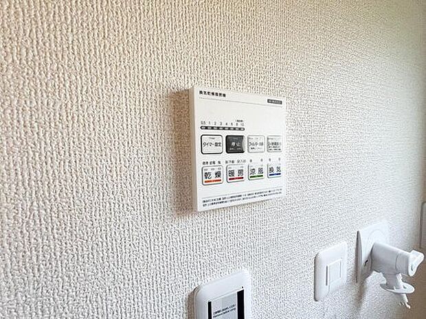 【浴室暖房乾燥機】浴室乾燥機能付きのバスルームは、雨の日の洗濯物乾燥にも大変重宝します。清潔感ある空間をいつでも保ちやすく、毎日の入浴をより一層快適に楽しめる設備です。