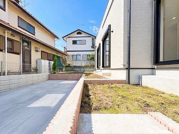【庭】手入れが行き届いた庭スペース。使いやすい広さと採光の良さが魅力で、これからの生活でも活用しやすい環境が整っています。