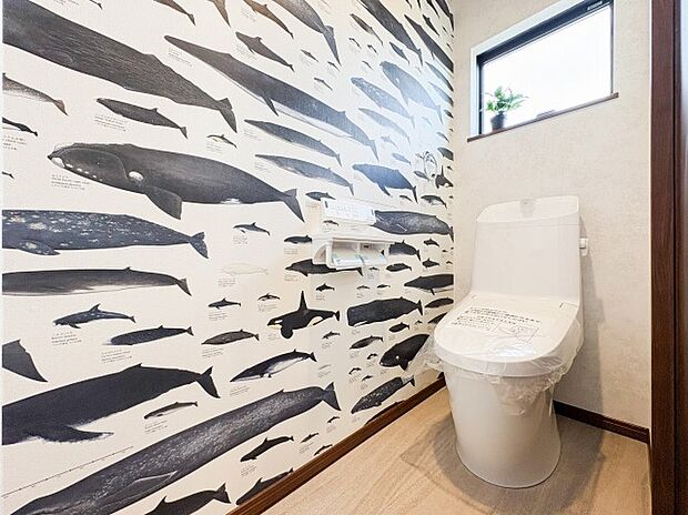 【■ウォシュレット付きトイレ■】独創的なトイレスペース。住まいの中の遊び心を感じます。ウォシュレット機能付きトイレで、毎日の暮らしがより快適になります。温水洗浄で清潔感が保たれ、家族全員が心地よく使えるうれしい設備がしっかり整っています。