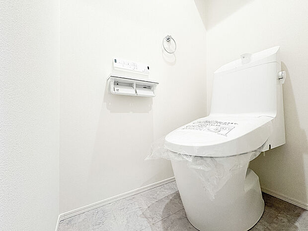 【＝ウォシュレット付きトイレ＝】ウォシュレット機能付きトイレで、毎日の暮らしがより快適になります。温水洗浄で清潔感が保たれ、家族全員が心地よく使えるうれしい設備がしっかり整っています。