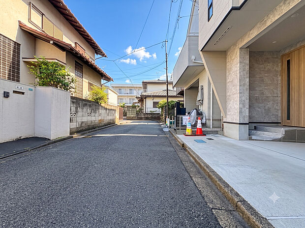 【＝現地前面道路＝】落ち着いた閑静な住宅街に位置する住まいです。静かで穏やかな環境が、毎日の生活に安らぎと快適さをもたらします。