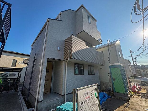 暮らしのステージを彩り、心のやすらぎと満足感を与えてくれます。通風と採光を考慮した設計は地域の鼓動を感じ、お寛ぎ頂くことが可能。採光や夜空の輝きが癒しの時間を演出。