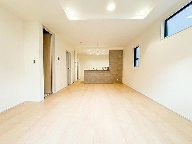 明るい陽光が差し込む広々としたリビングは、家族の笑顔が集まる場所。お子様がのびのびと遊べる開放的な空間で、毎日を楽しく過ごせます。