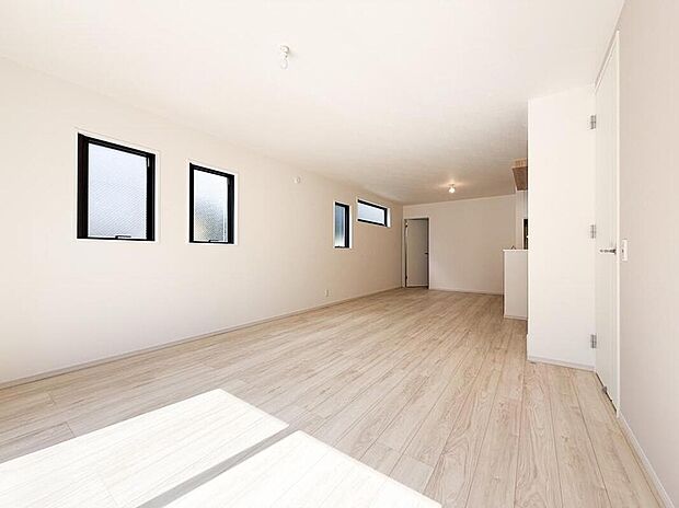 明るい光が差し込む清潔感あふれるキッチンとダイニング。家族の会話が弾む食卓で、毎日の食事が特別な時間になります。（1号棟）