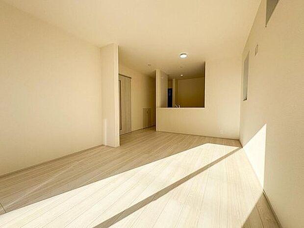 光と風を採り入れる設計の明るいリビング。お子様がのびのびと遊べる広々とした空間で、家族の絆を育む毎日を。